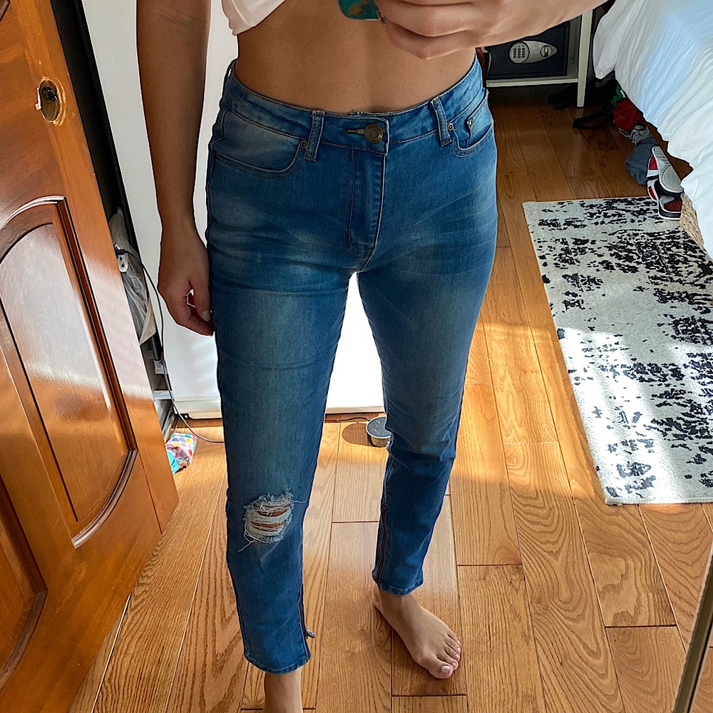 Boohoo High Waist Skinny Jean w/ ripped knee!